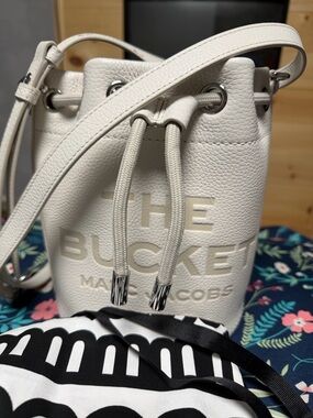 Marc Jacobs White Pebbled Leather Bucket Crossbody Bag